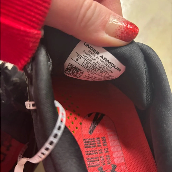 Under Armour Women’s Glyde MT Softball Cleats Metal Size 6 Black New Spikes - Picture 4 of 6